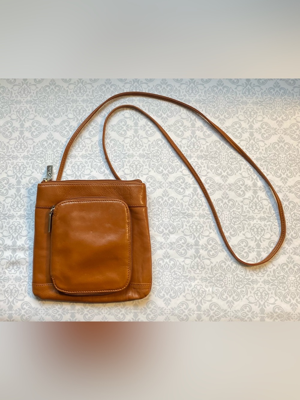 Clarks Classic Crossbody Bag with Front Organizer Zip-Pocket